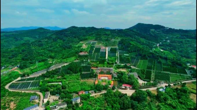 燃灯寺公墓依山傍水实景