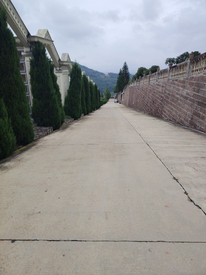 公墓通道宽敞